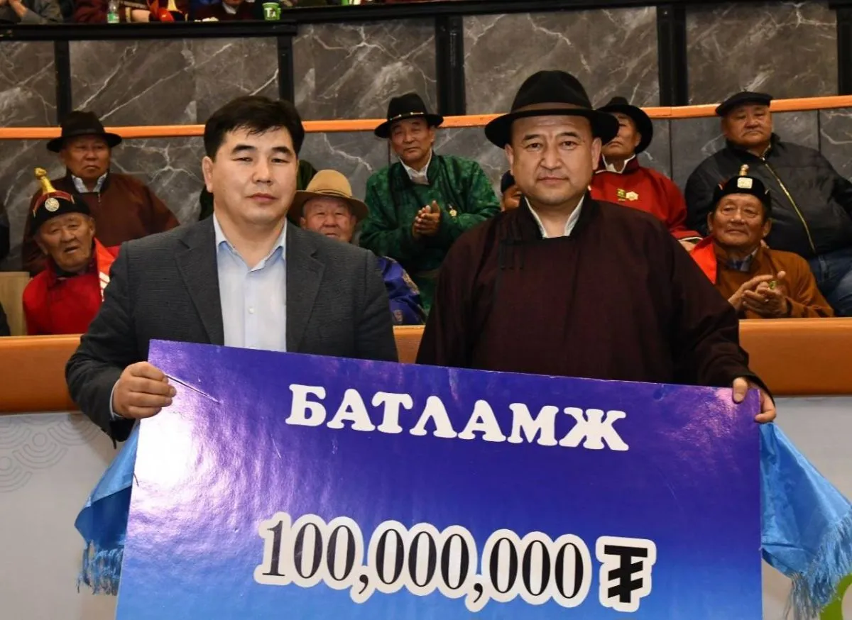 Эрчим хүчний сайд Б.Чойжилсүрэн Монгол бөхийн өргөөнд 100 сая төгрөг хандивлалаа
