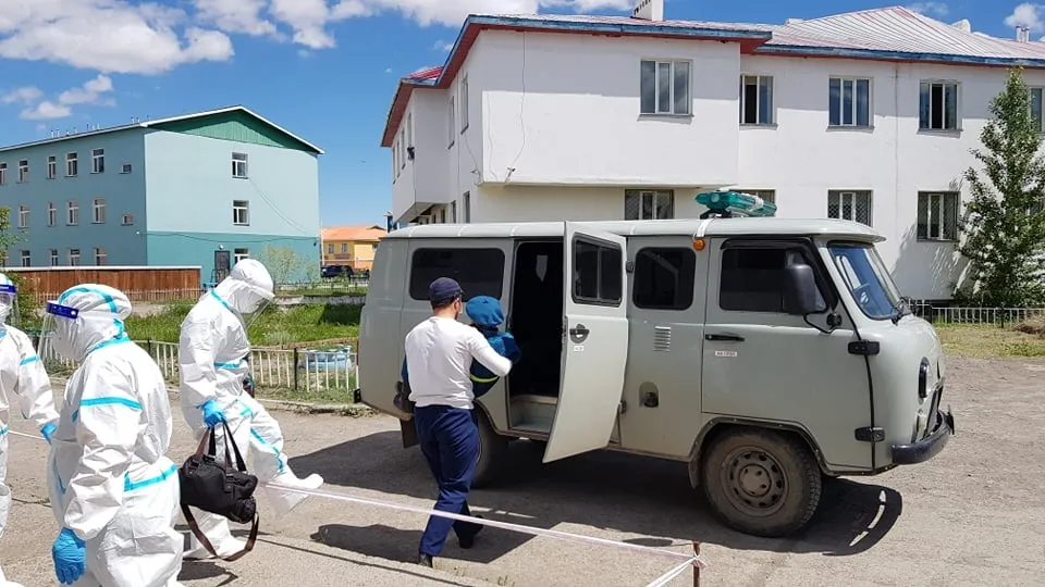 Халдвар авсан 99 настай буурай эдгэрч, эмнэлгээс гарчээ