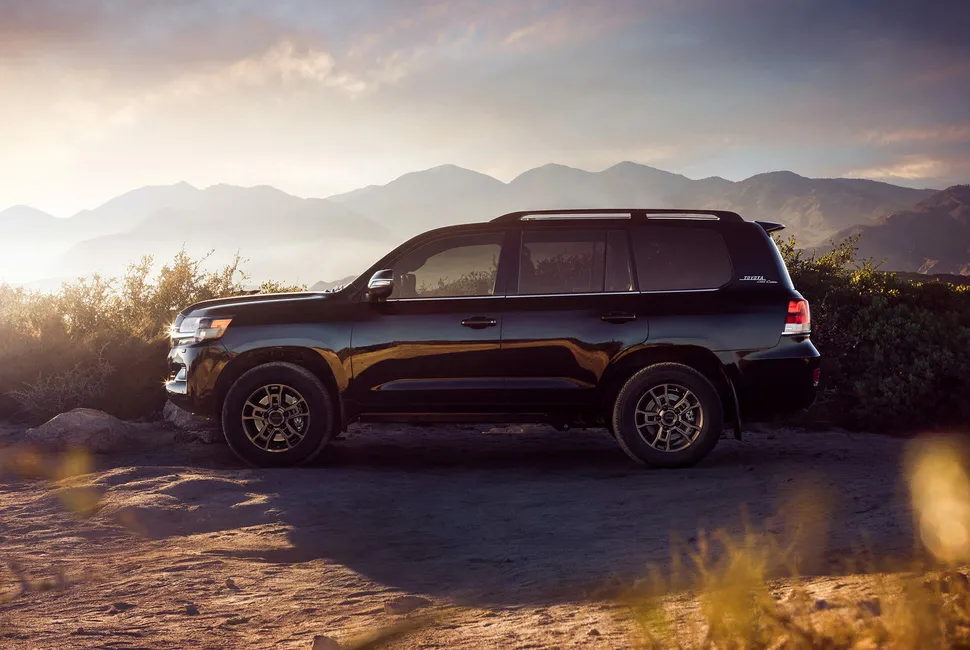 Toyota Land Cruiser 300 загварын автомашин наймдугаар сард гарна