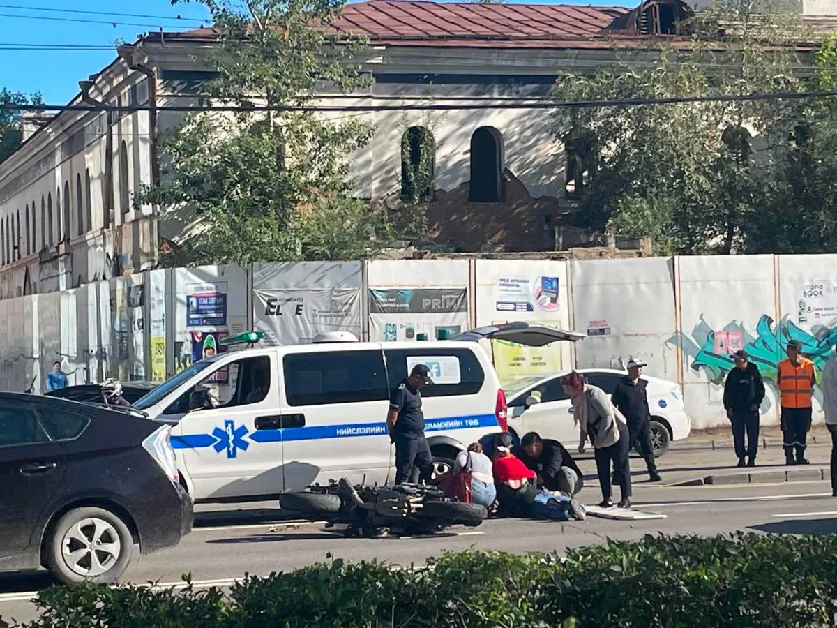 Мотоциклтой иргэн автомашинтай мөргөлдсөн осол гарчээ