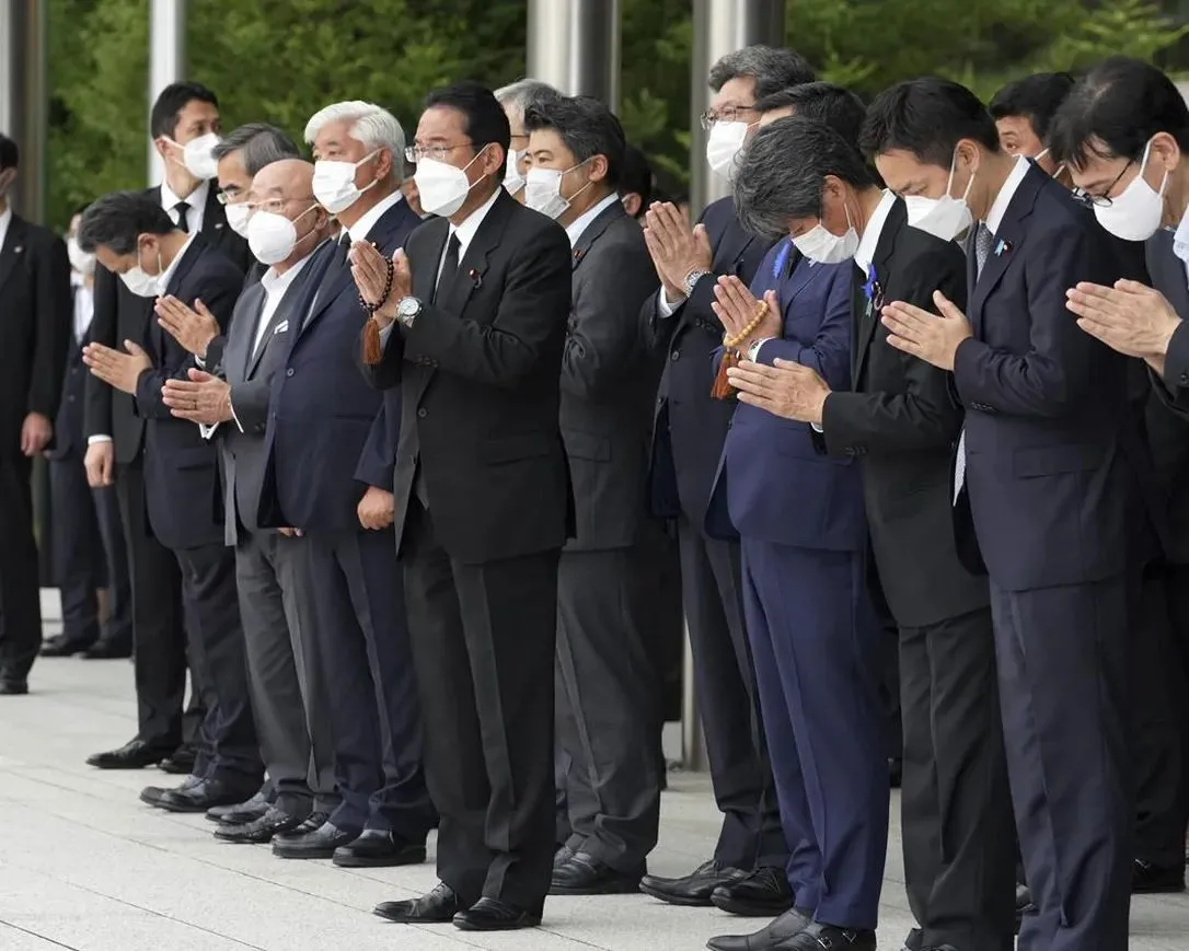 legacy:goobye abe/q51047_abe_funeral_kishida_x974.jpg