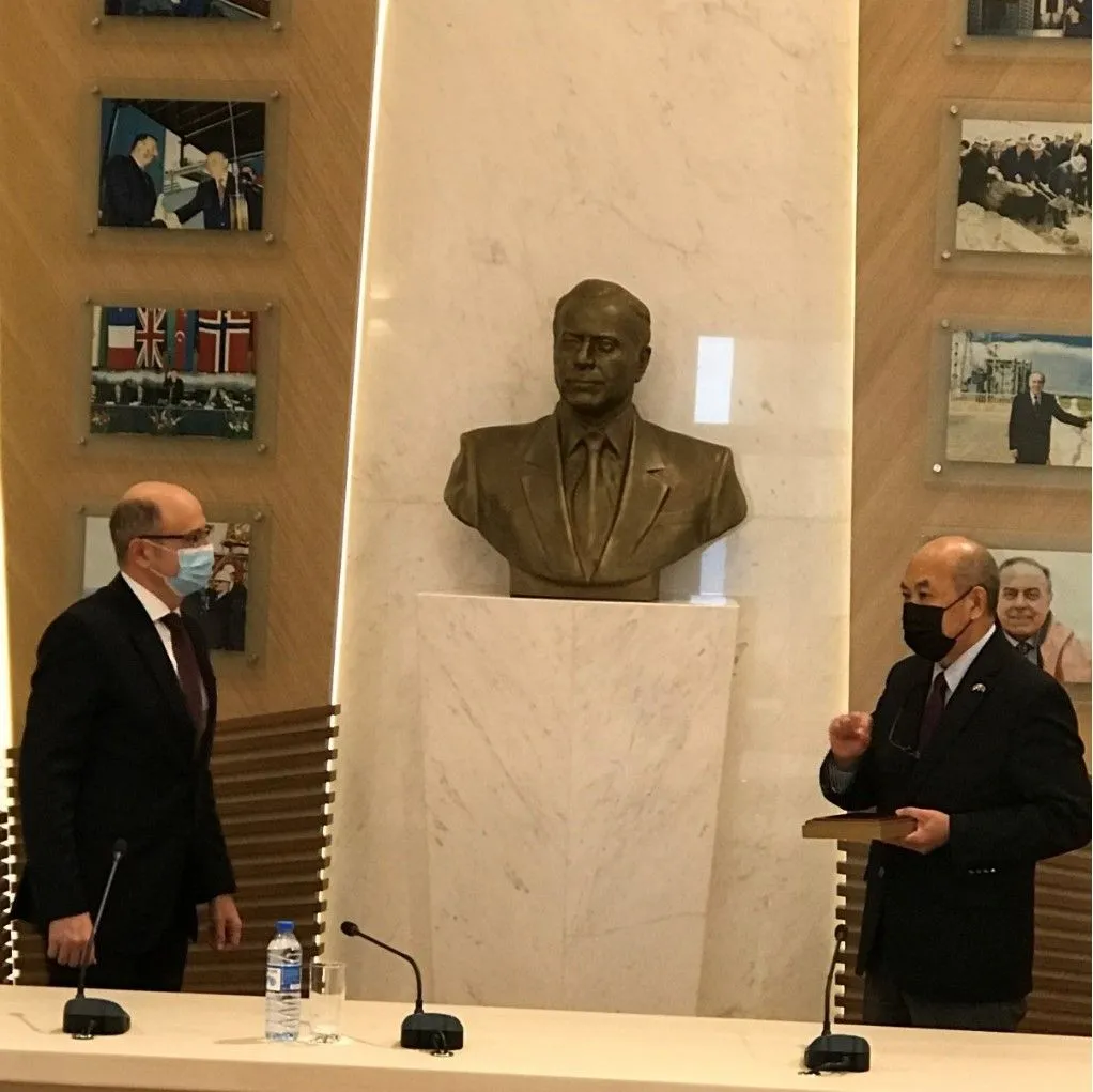 legacy:Амараа зураг/maro/азер.jpg