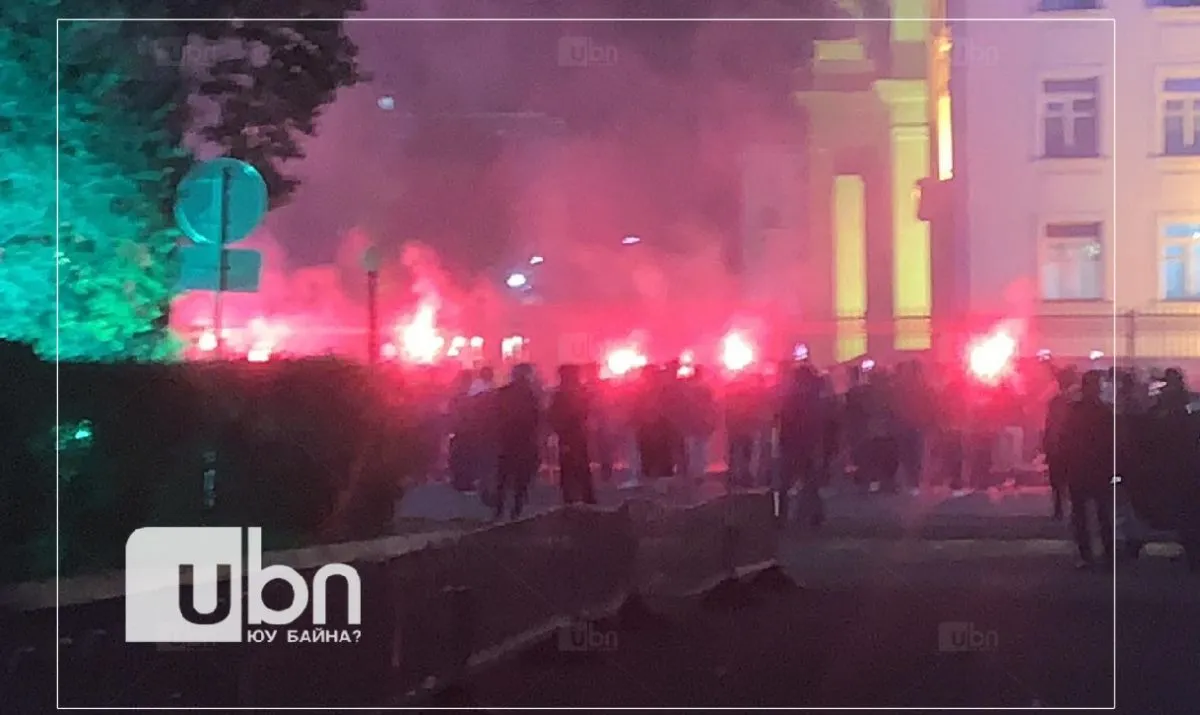 ЦЕГ: Жагсаалд оролцож буй иргэн машины цонх хагалсан гэх дуудлага ирсэн
