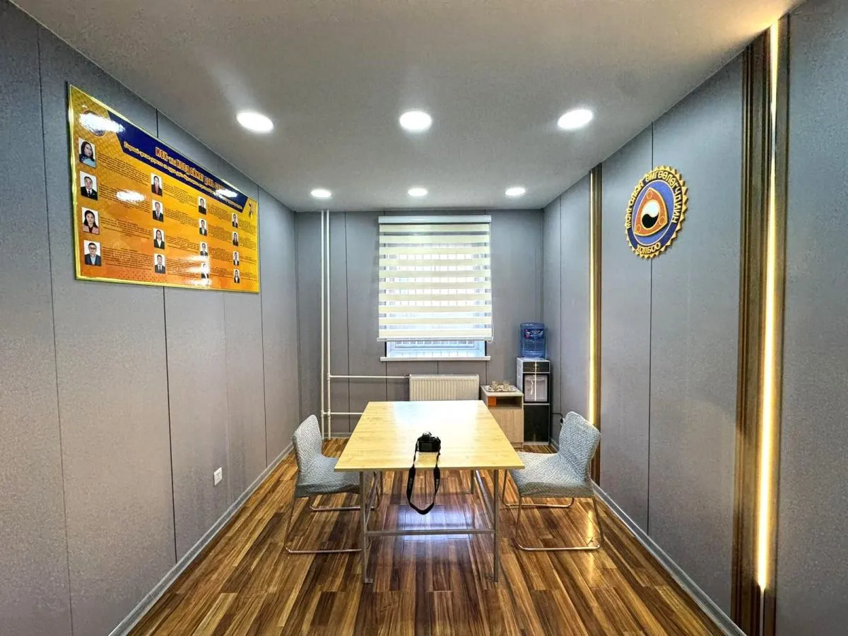 Өмгөөлөгчтэй уулзах өрөөг засварлан тохижууллаа
