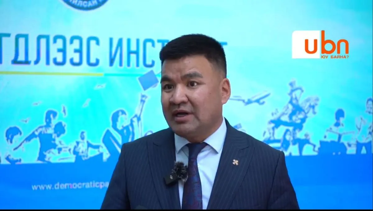 ШУУД: Төв аймгийн Засаг дарга Л.Төмөрчөдөрөөс АН-ын Үндсэн дүрмийн өөрчлөлтийн төслийн талаар тодруулж байна