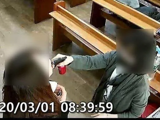 Итгэгчдийнхээ ам руу давстай ус цацсан сүмд 46 хүн Ковид-19 халдвар авчээ