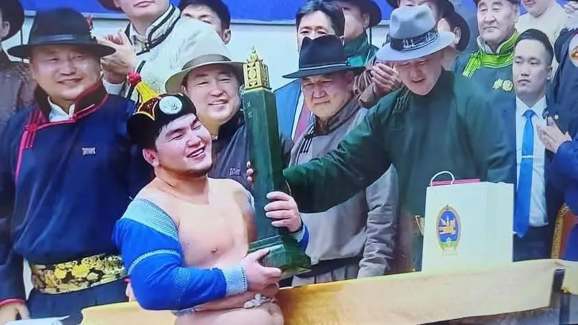 Ээжийнхээ төрсөн өдрөөр Улсын залуу начин Э.Батмагнай Ерөнхийлөгчийн цомыг хүртэж бэлэг барив