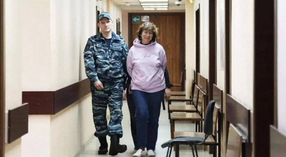 ОХУ-ны Ерөнхийлөгч Путины эцэг эхийн шарил дээр бичиг үлдээсэн эмэгтэйг баривчилжээ