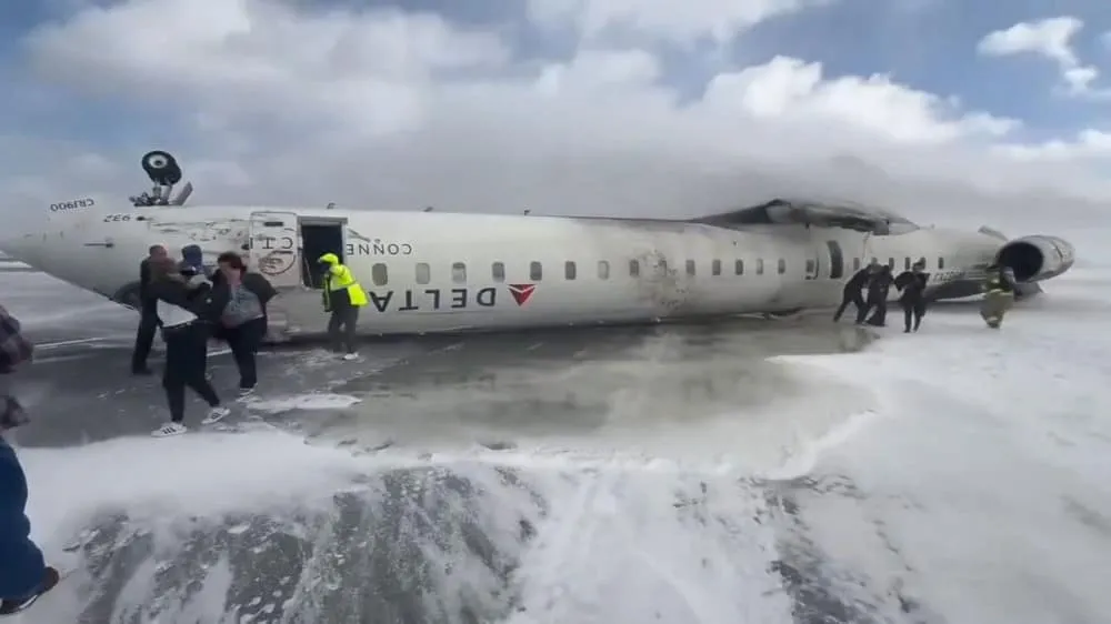 Канадын Торонто нисэх буудалд “Delta Air Lines” компанийн онгоц хөмөрч, 18 зорчигч гэмтжээ