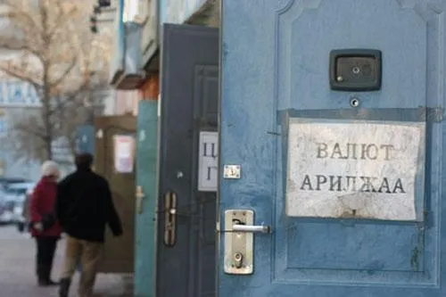 Гудамжинд зөвшөөрөлгүй валют арилжаа хийдэг явдлыг таслан зогсооно