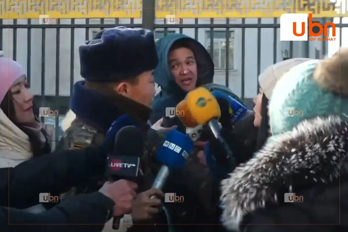 Талийгаачийн том хүүг мэдээлэл хийх үеэр татаж, чангаасан гэгдээд буй ИРГЭН: Гурав хоноод л мартдаг шүү дээ та нар. Ингэж бичлээ гээд та нар манай дүүг хамгаалж чадахгүй