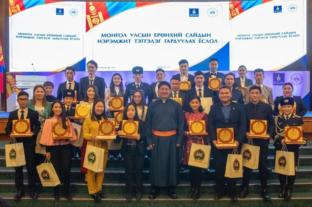 27 оюутан Ерөнхий сайдын нэрэмжит тэтгэлэг хүртлээ