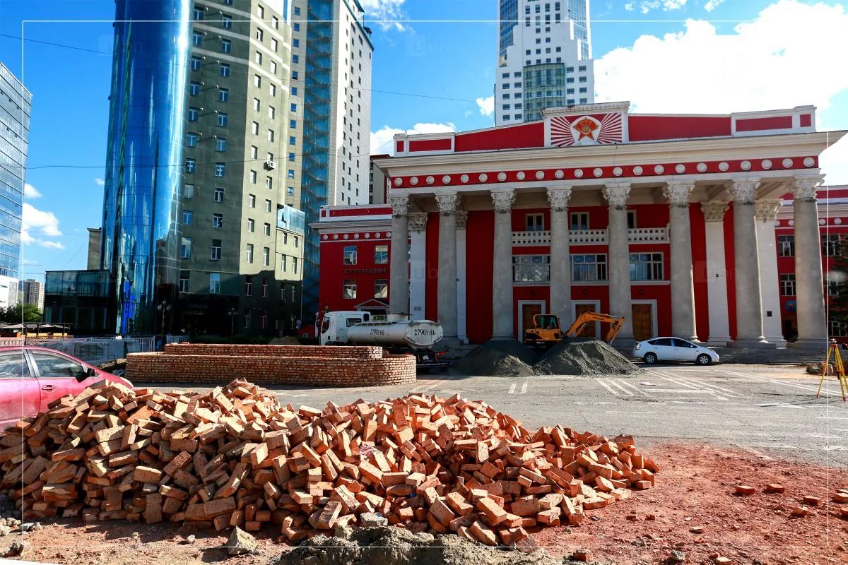 ФОТО: УДЭТ-ын урд зам засварын ажил үргэлжилж байна