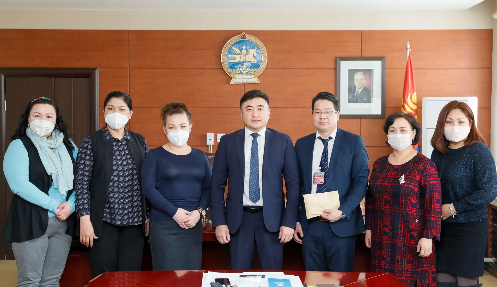 Теле хичээл зааж байгаа багш нарт 3 сая төгрөг хандивлалаа