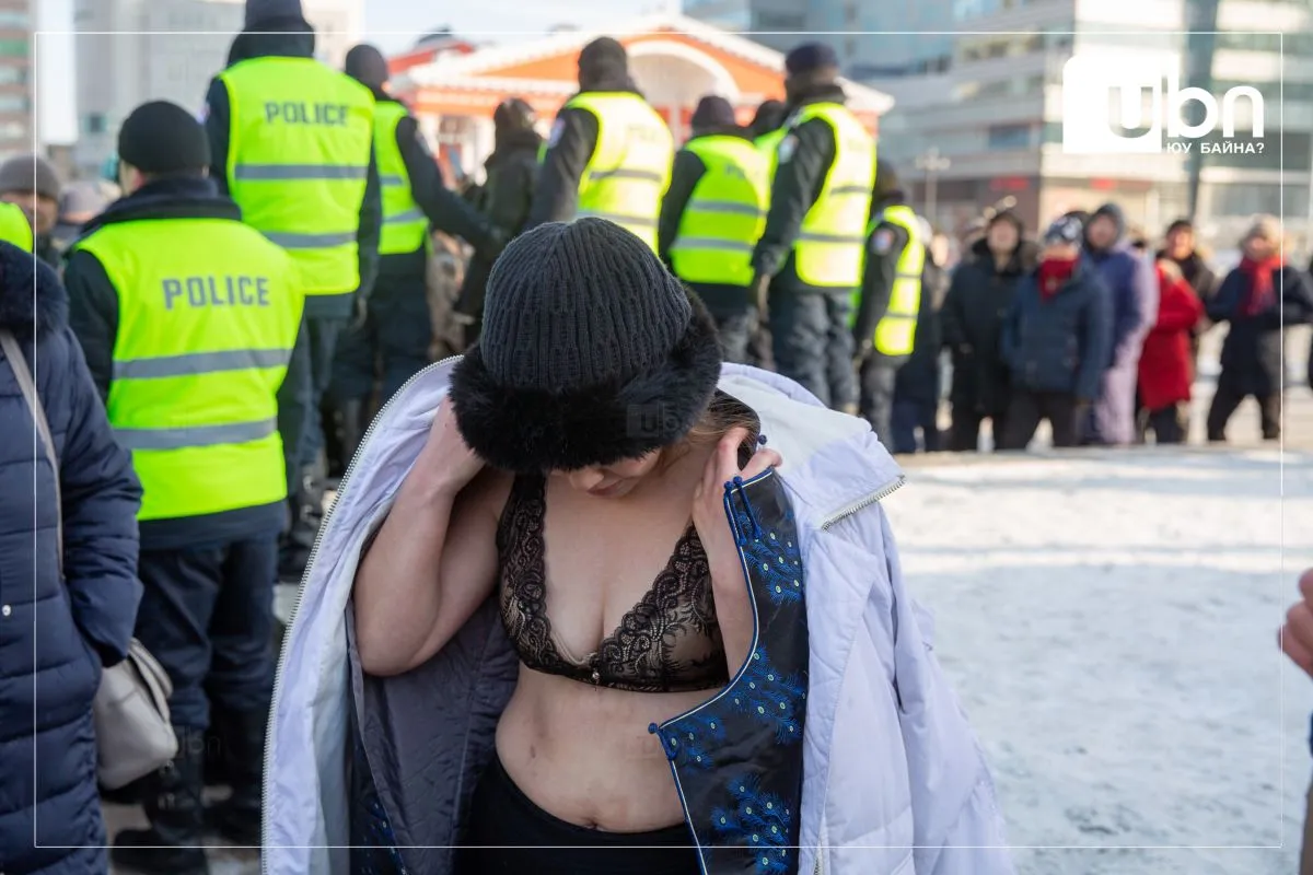 ФОТО: Сүхбаатарын талбайд өнөөдөр хоёр эмэгтэй нүцгэллээ