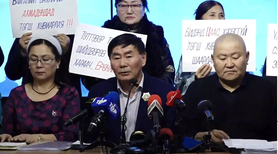 Зээлгүй ахмадууд сар шинийн баяраас өмнө 3 сая төгрөгийг бэлнээр олгохыг шаардлаа