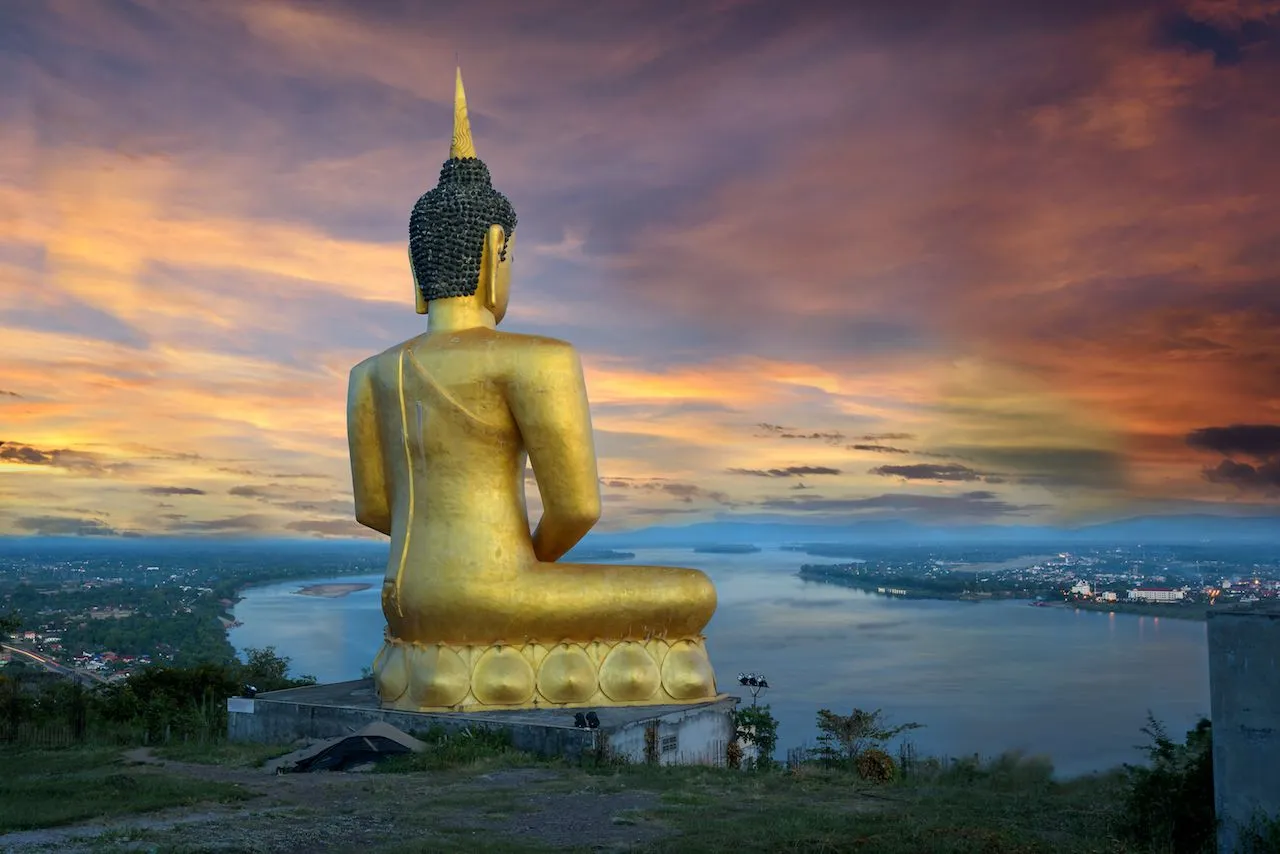 legacy:upload/images/ni/2020/11/07/Big-buddha-over-the-city-on-river-in-twilight-in-Laos-145845-97881332.jpeg