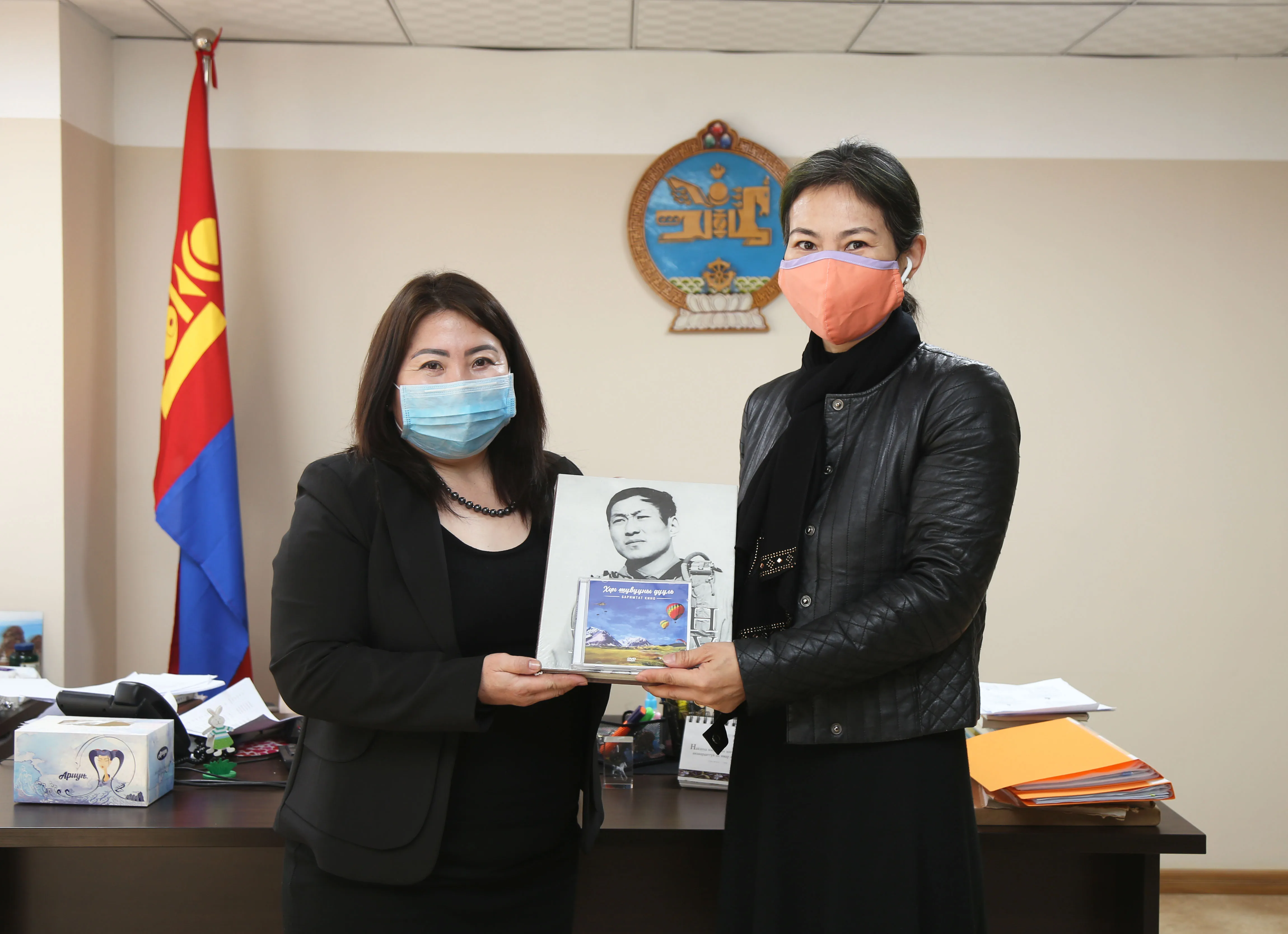 Хөдөлмөрийн баатар О.Гүндэгмаа аавынхаа тухай баримтат кино, ном бүтээжээ