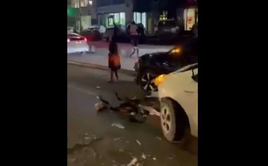 Долоон машин мөргөсөн жолооч: Уулзвараар буцаж эргэх үед дугуй замын хашлага даваад машинаа зогсоож чадаагүй