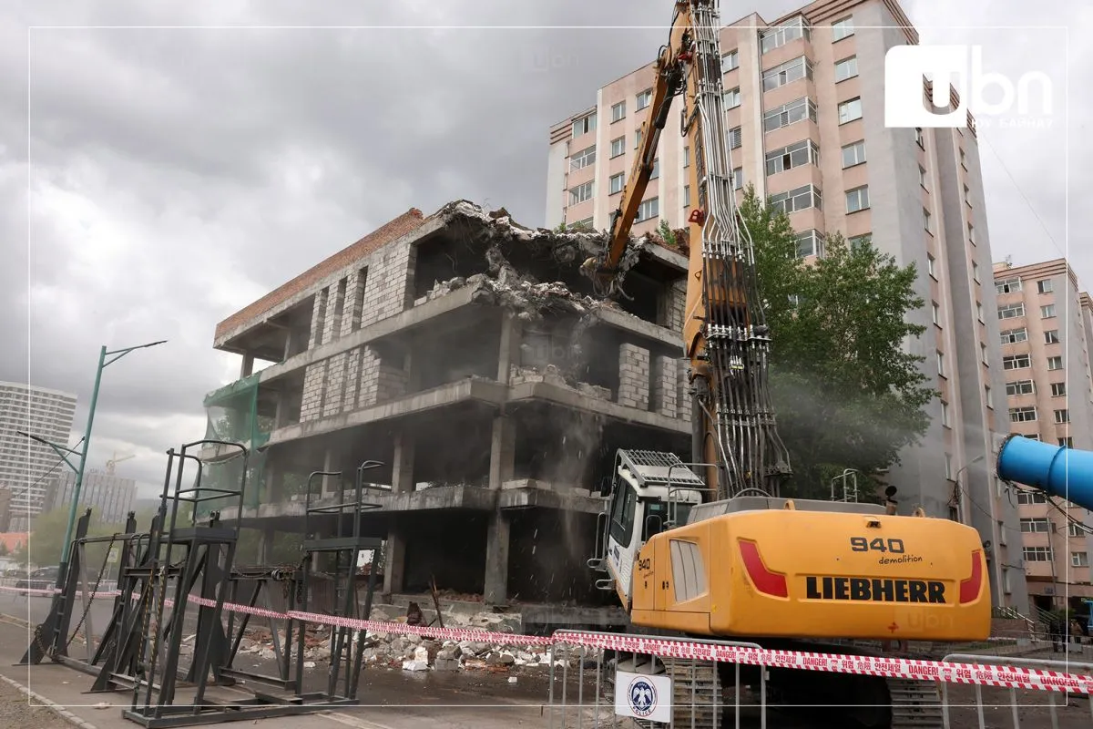 Үндэсний шинэ номын сангийн дэргэд баригдаж буй барилгын каркасыг буулгаж эхэллээ