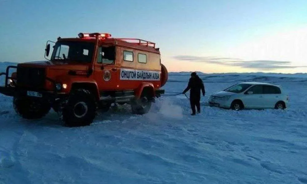 Алба хаагчид цасанд дарагдсан 502 өрхийн гэр хашааг цаснаас гаргаж, 201 айлыг нүүлгэн шилжүүлжээ