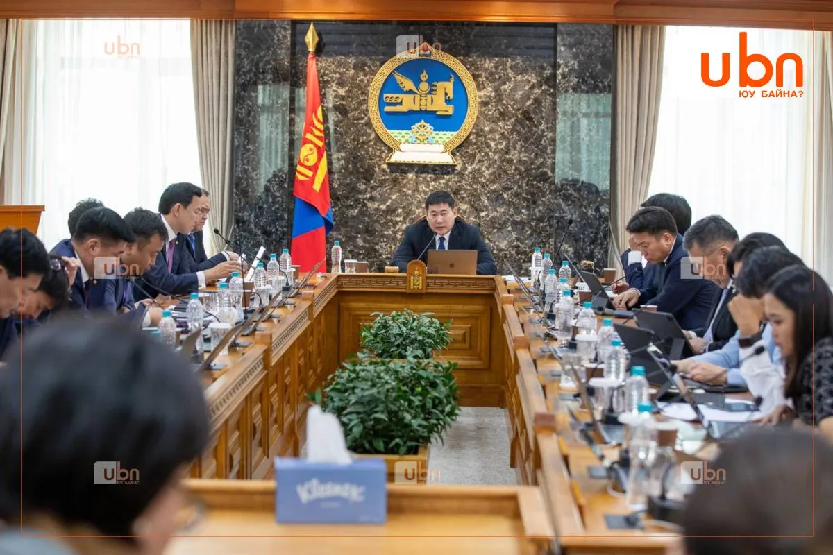 Төсвийн зарлагаас хүүхдийн мөнгө, эрүүл мэнд болон нийгмийн даатгалын сан, төрийн албан хаагчдын тэтгэмж зэргийг хэвээр үлдээж урсгал зардлаас нь хасахаар болжээ