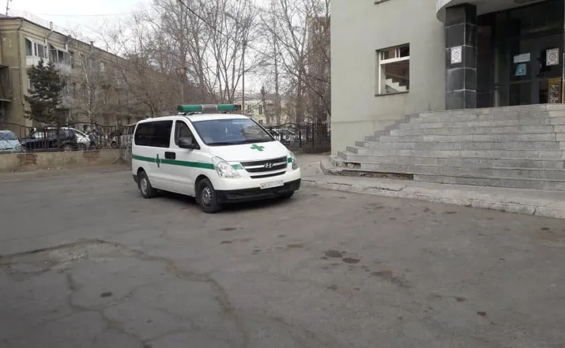 Тусгаарлалтад байгаа иргэн хашааны завсраар архи авах гэж байгаад баригджээ