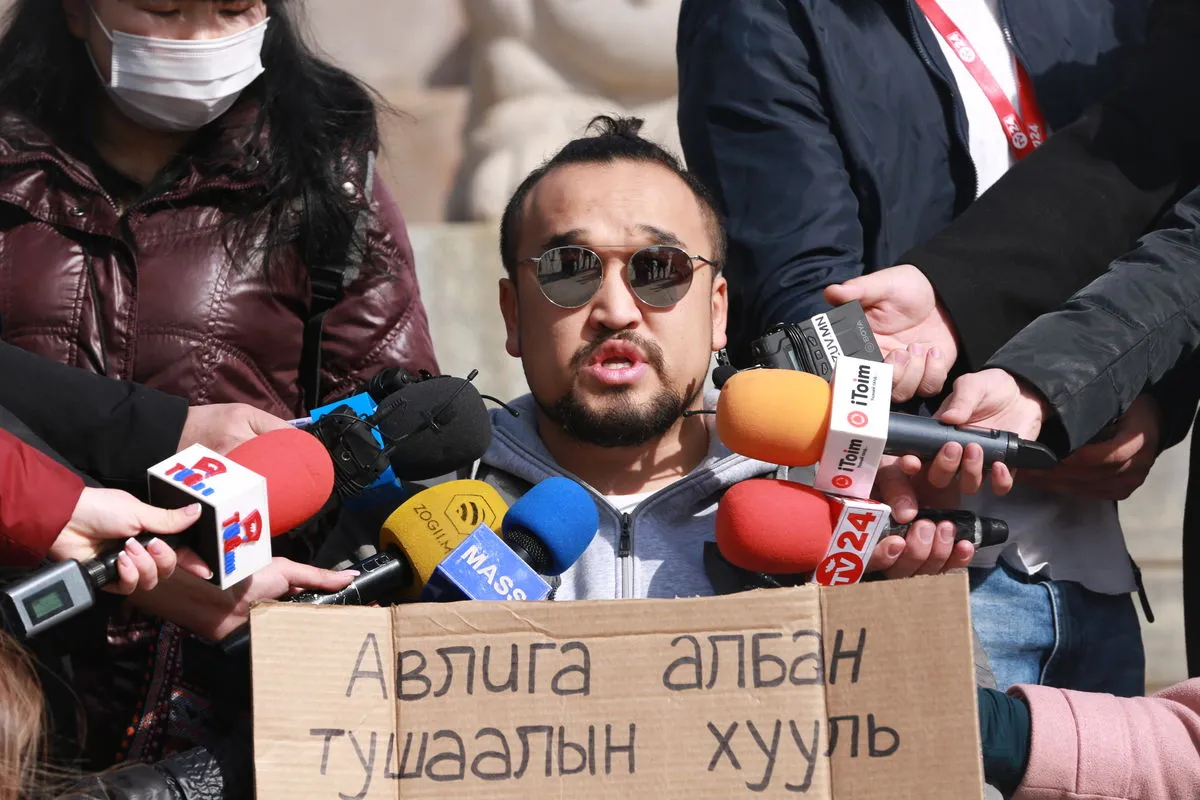 О.Отгонтөгс: Цагдаагийн байгууллагаас “Цаг үеийн байдлаас шалтгаалан яаралтай ир“ гэж дуудсан