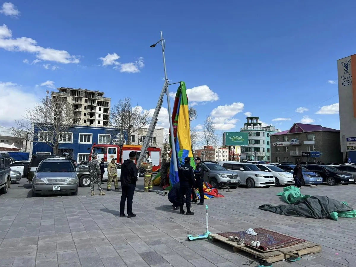 Хийлдэг гулсуур салхинд хийсэж 12 хүүхэд гэмтсэний 2 хүүхэд нь ухаангүй байна