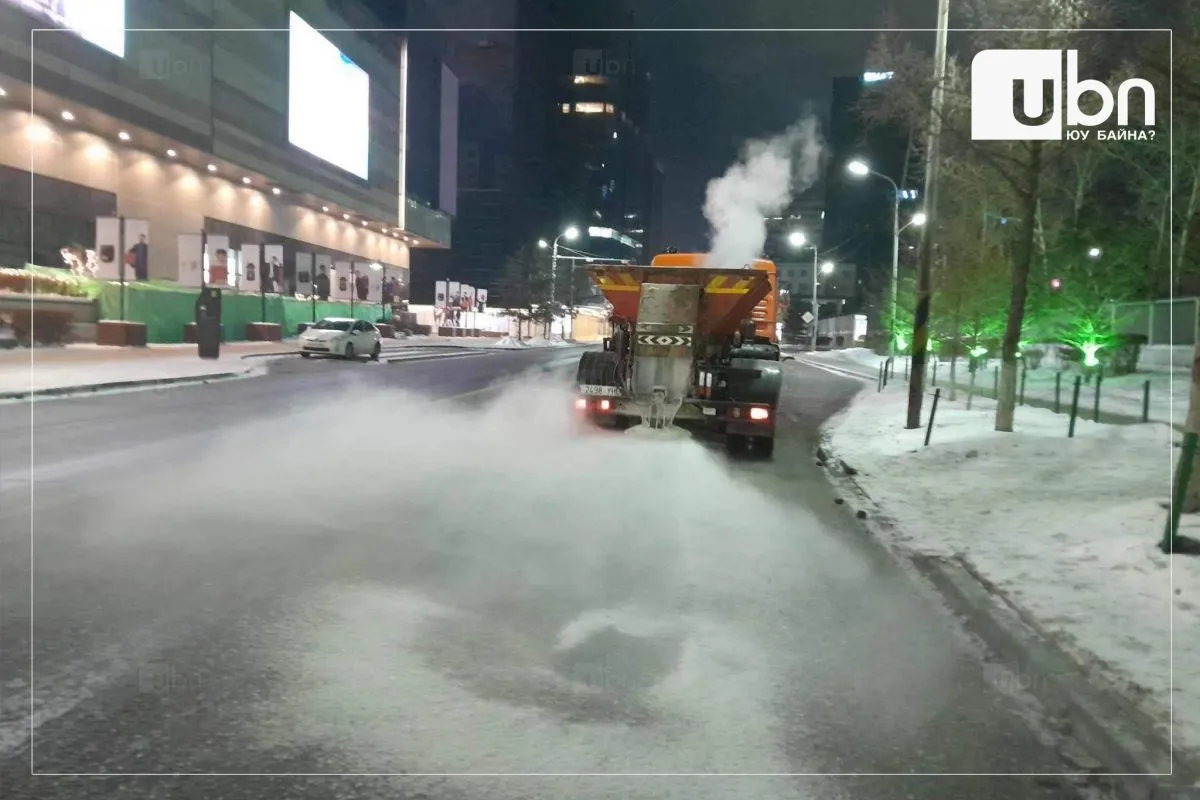 Өнгөрөгч хоёр өдөр халтиргаа гулгаа үүсэх эрсдэлтэй авто замд 56.4 тонн бодис, 36.3 тонн давс цацжээ