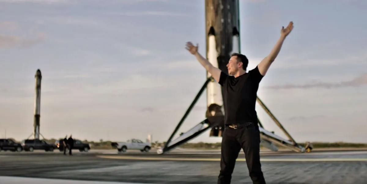 legacy:Амараа зураг/Elon Musk/Falcon-Heavy-and-Elon-Musk-at-LZ-1-SpaceX-National-Geographic-1-edit.jpg