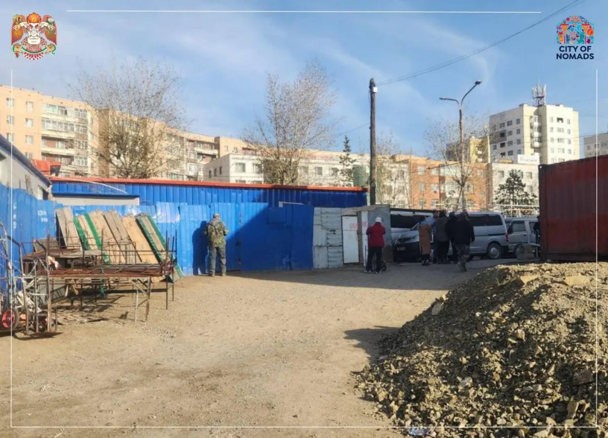 “Барс 2” худалдааны төвийн зүүн талын орц, гарцыг зөвшөөрөлгүй хашаалсан “Тө Сү Ян” ХХК-д мэдэгдэх хуудас хүргүүлжээ