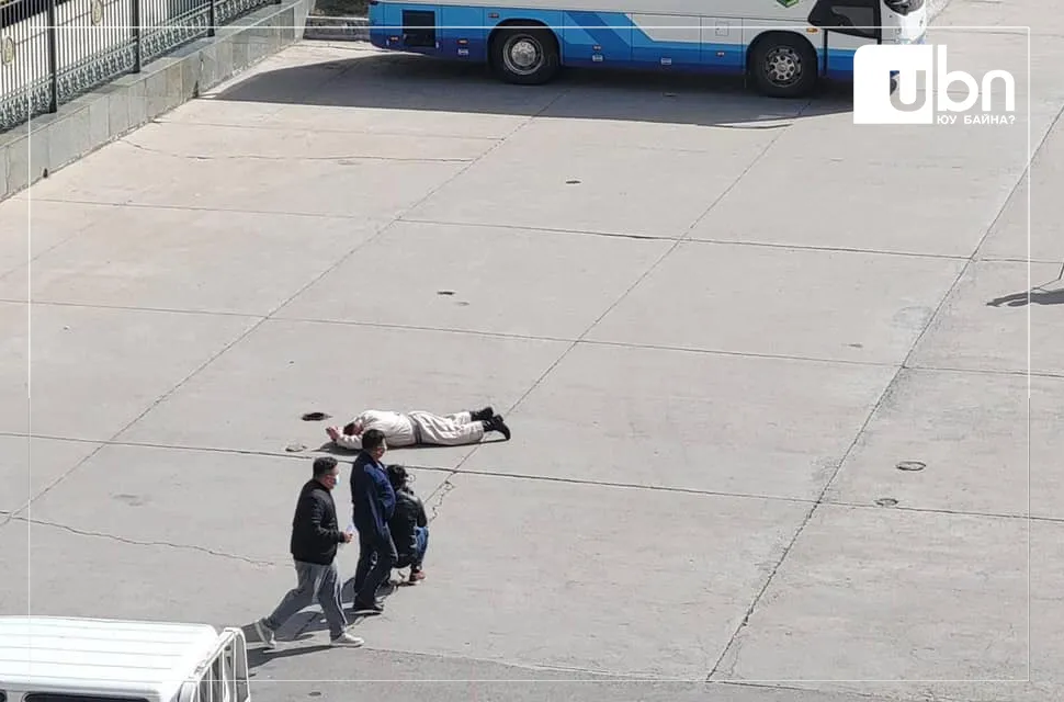 БИЧЛЭГ: “Үнэн ба зөв“ намын дарга А.Отгонбаатар Сүхбаатарын талбайг тойрч гороолж сунаж мөргөв