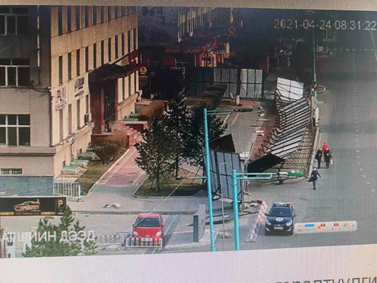Фото: Улаанбаатар зочид буудлын зүүн талын өргөтгөлийн хашаа нуржээ