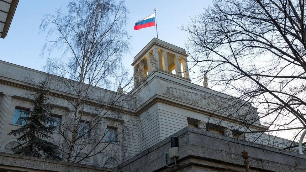 Берлиний Элчин сайдын яамны гаднаас Оросын дипломатчийн цогцос олджээ