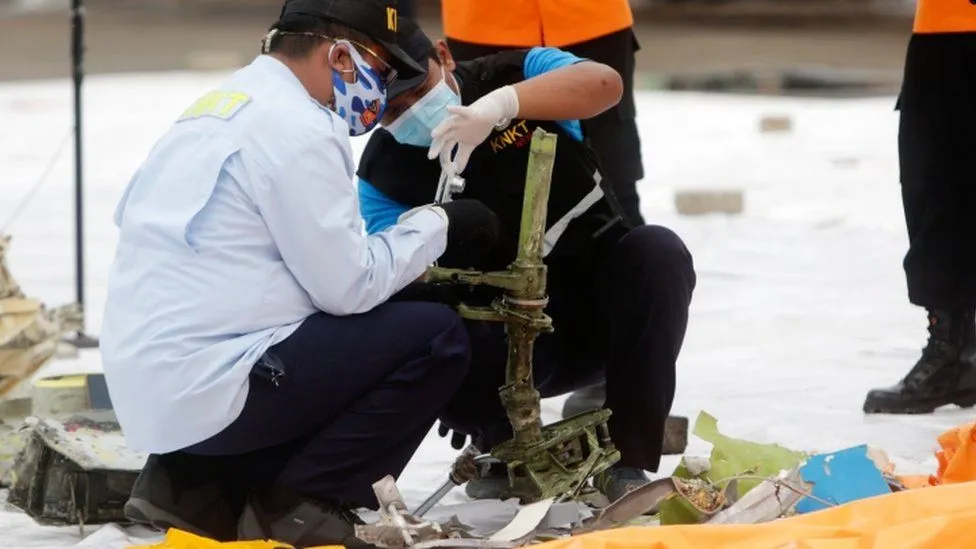 Боинг 737 онгоцны хар хайрцагны байршлыг тогтоожээ