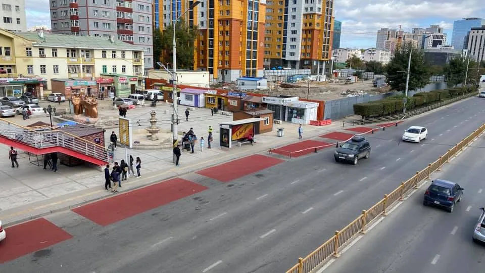 Автобусны буудлын талбайг өнгөт хучилтаар бүрэх ажлыг хийж байна
