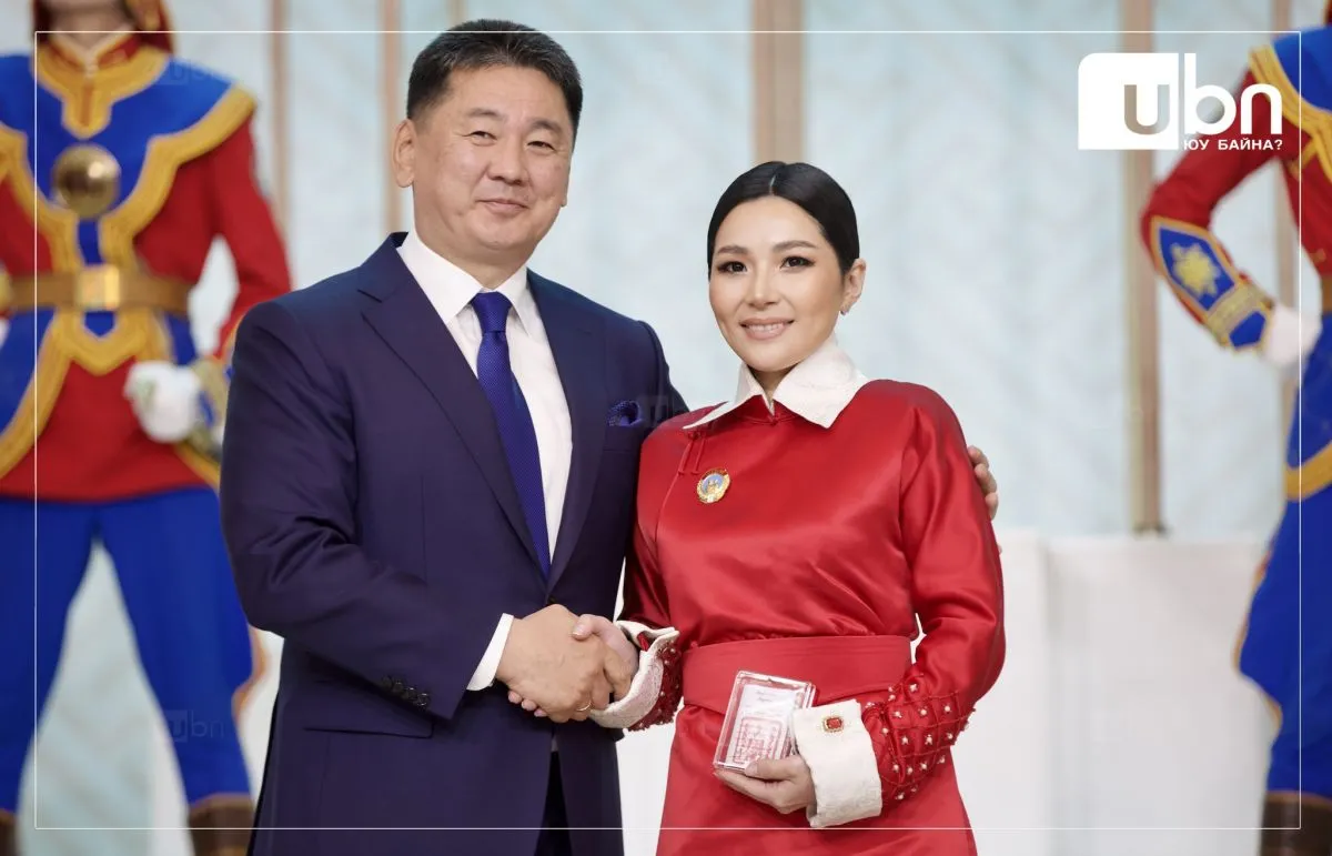 Хотын орлогч дарга З.Төмөртөөмөөгийн гэргий Алдарт эхийн II одон гардан авлаа