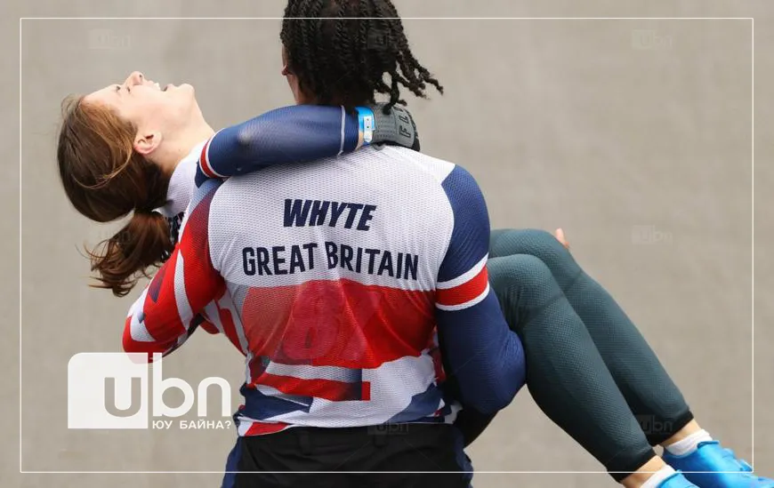 legacy:Olimpic games/ontsloh photo/Bethany Shriever is carried by Team GB team-mate Kye Whyte, after winning gold in the BMX final copy.jpg