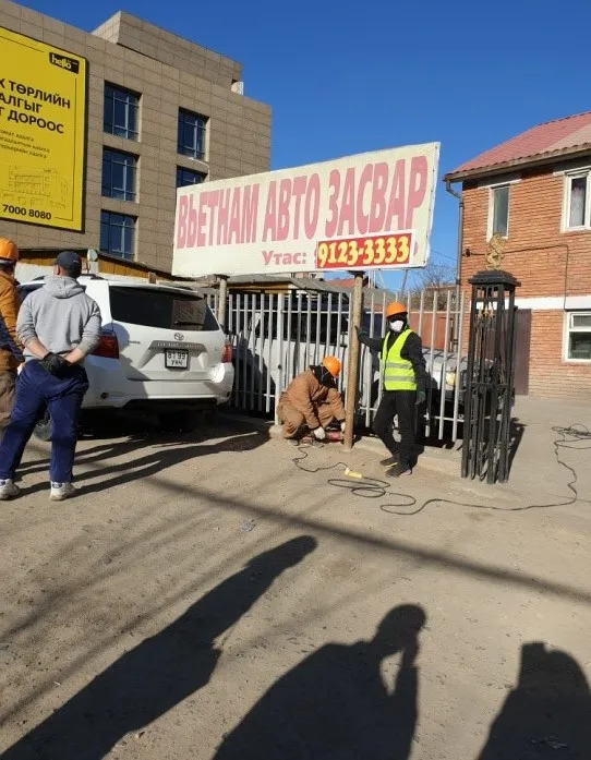 Зөвшөөрөлгүй байрлуулсан сурталчилгааны самбаруудыг буулгаж байна