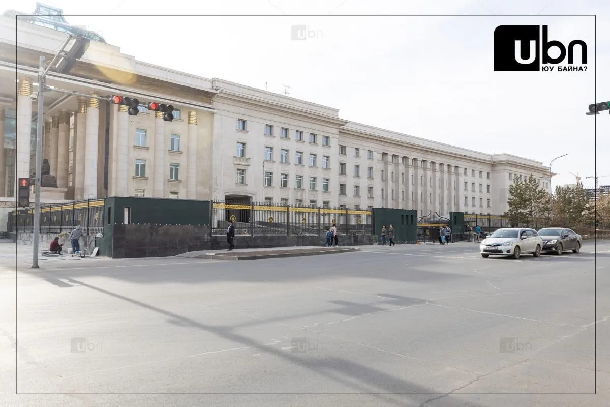 ФОТО: Төрийн ордны хашааг засварлаж байна
