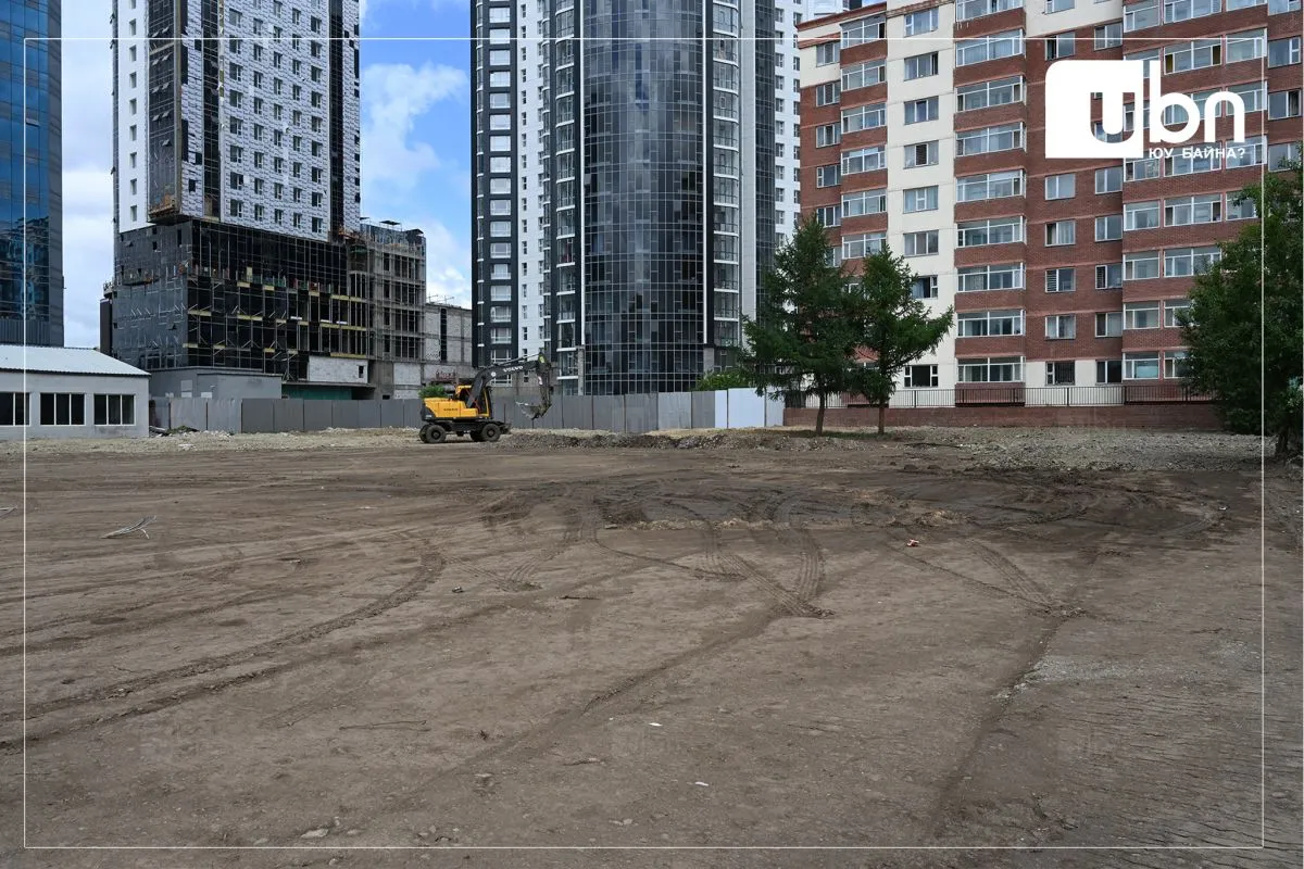 Төв цэнгэлдэх хүрээлэнгийн гадна талбайд байрлах авто угаалгын газрыг буулгажээ