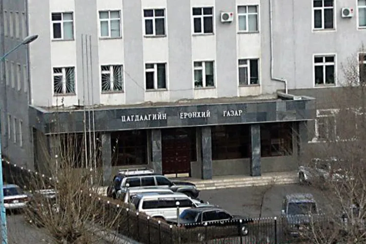 Автомашиныхаа дугуйг засаж байсан жолоочийг мөргөж, амь насыг хохироосон хэрэг гарчээ