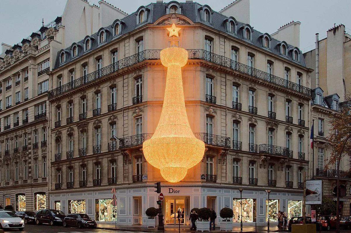 Францын Dior, Givenchy брэндүүд үнэртний оронд гар ариутгагч үйлдвэрлэхээр болжээ