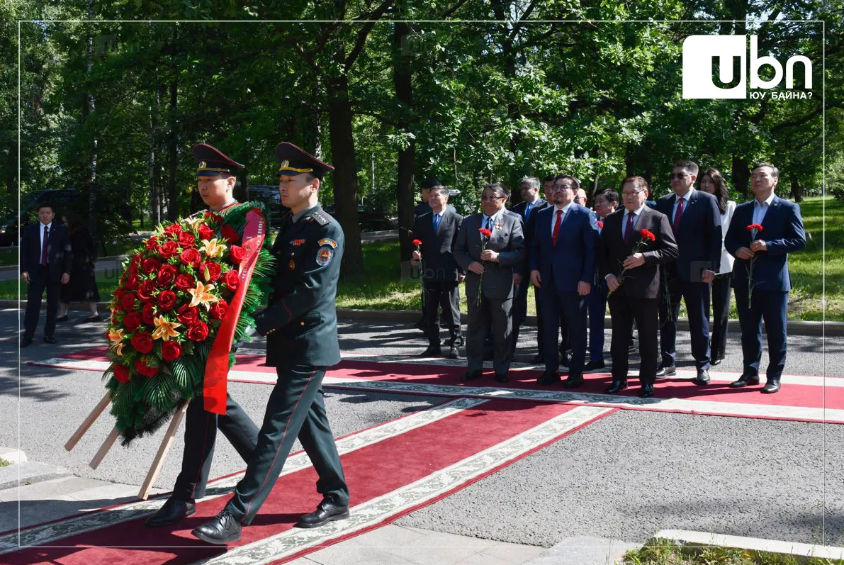 УИХ-ын дарга Г.Занданшатар тэргүүтэй төлөөлөгчид “Ялалтад тэмүүлсэн морьд” хөшөөнд цэцэг өргөлөө