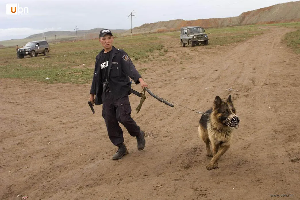 legacy:resources/images/photo_content/Guard at Open pit gold mine Ninjas001-2020-09-05-104555-1379631959.jpeg