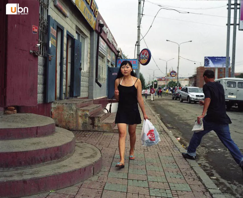 legacy:resources/images/photo_content/Woman in Street UB001-2020-09-05-105526-20960904.jpeg
