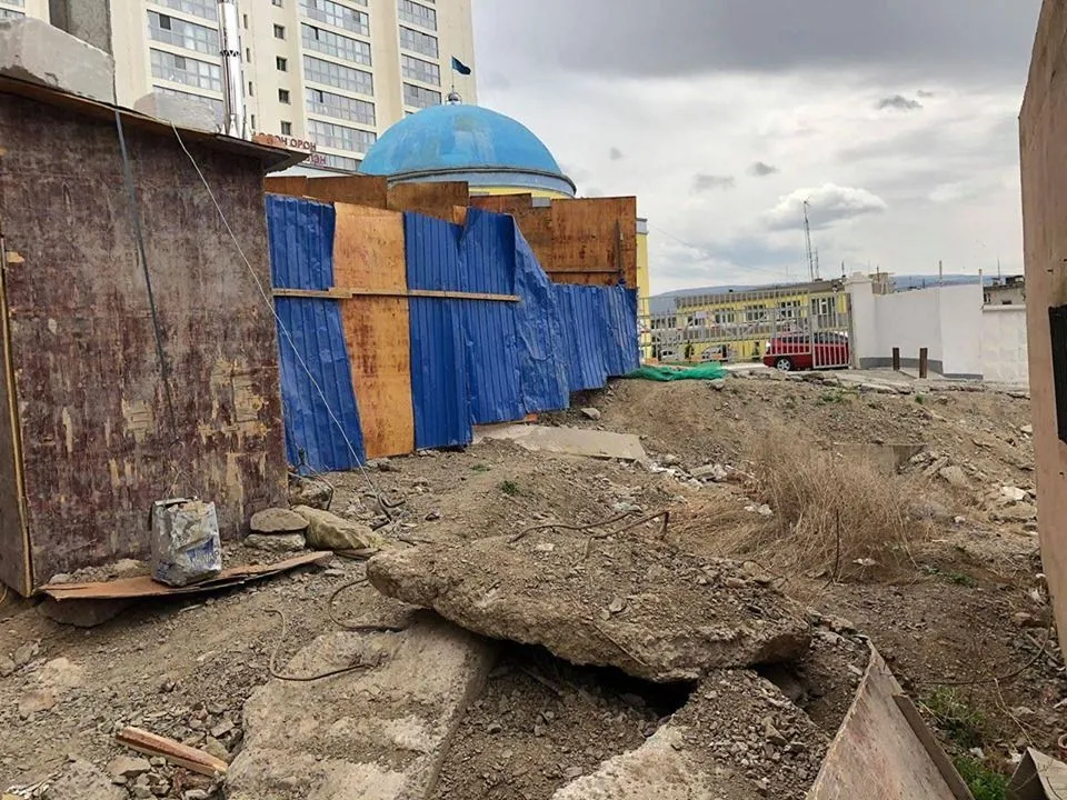 Шаардлага хангаагүй барилгын хашааг албадан буулгажээ