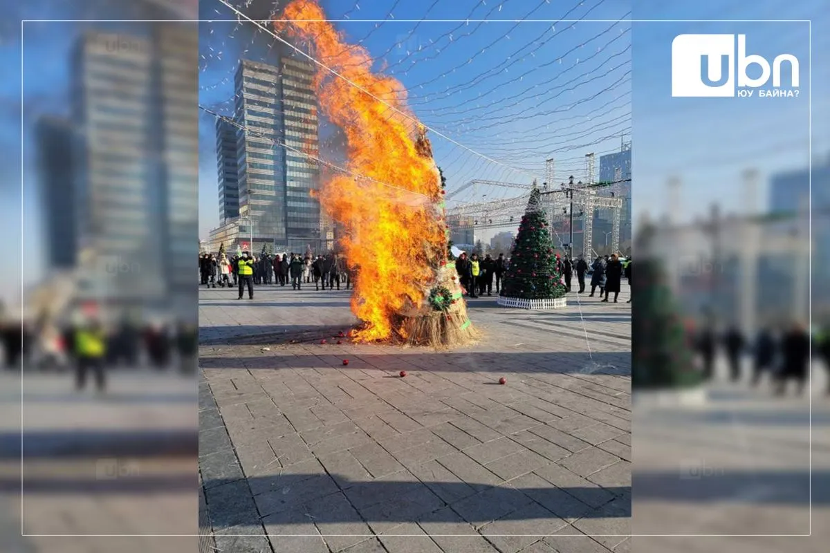 Төв талбай дээрх сүрлэн гацуурыг шатаажээ