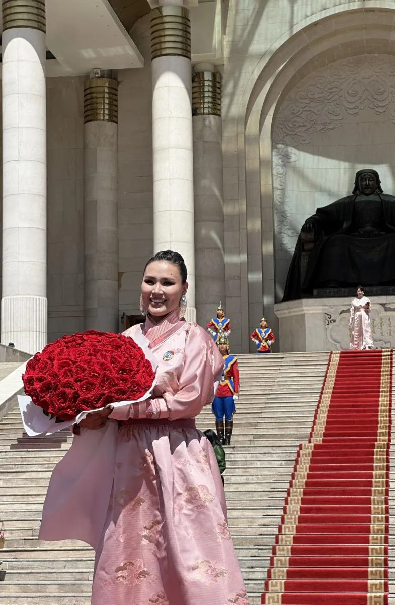 УДЭТ-ын жүжигчин Г.Номуун өнөөдөр “Алдарт эхийн“ одонгоор энгэрээ мялаажээ